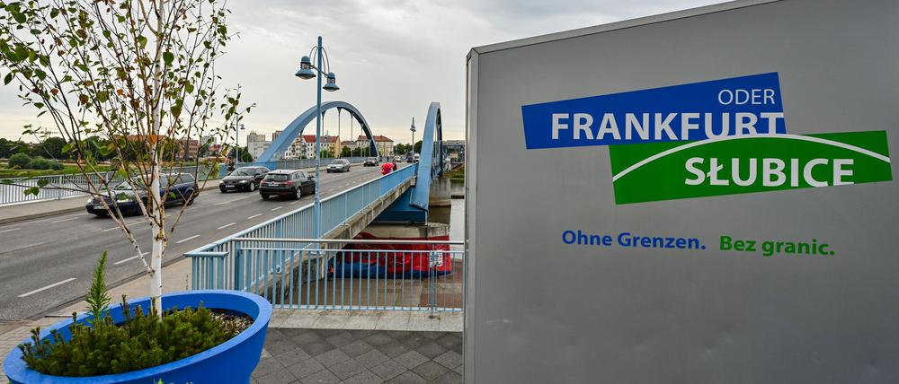 Die Stadtbrücke über die Oder verbindet Frankfurt (Oder) mit das polnische Slubice. (Archivbild) 