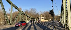 Bauarbeiten an der Glienicker Brücke.