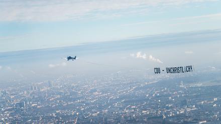 Anlässlich des CDU-Parteitages hat die Ökumenische Bundesarbeitsgemeinschaft Asyl in der Kirche Anfang März ein Flugzeug mit einem Schleppbanner mit dem Schriftzug „CDU - unchristlich“ über dem Messegelände kreisen lassen.