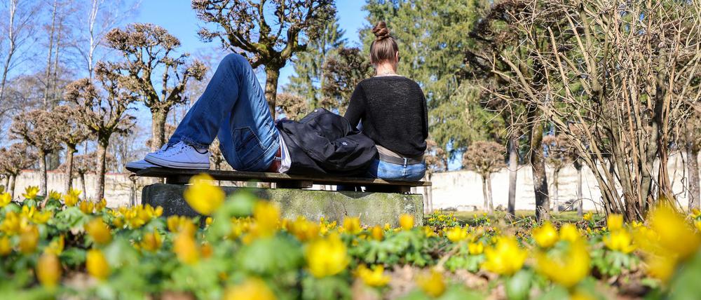 Warme Temperaturen luden vielerorts zu einem Sonnenbad ein.