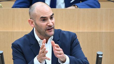 ARCHIV - 06.11.2024, Baden-Württemberg, Stuttgart: Danyal Bayaz (Bündnis 90/Die Grünen), Finanzminister von Baden-Württemberg, spricht im Landtag bei einer Debatte über den Haushalt. (zu dpa: «Stuttgarter Finanzminister lobt Paket - und hat Fragen») Foto: Bernd Weißbrod/dpa +++ dpa-Bildfunk +++