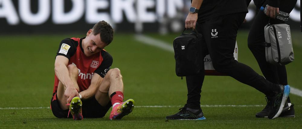 Florian Wirtz spielte gegen Bremen nur acht Minuten, dann musste er nach einem Foul von Mitchell Weiser verletzt ausgewechselt werden.