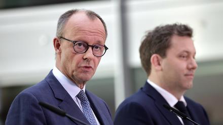 CDU-Chef Friedrich Merz (l.) und der SPD-Vorsitzende Lars Klingbeil bei der Pressekonferenz zu ihren Sondierungsgesprächen am Samstag in Berlin.