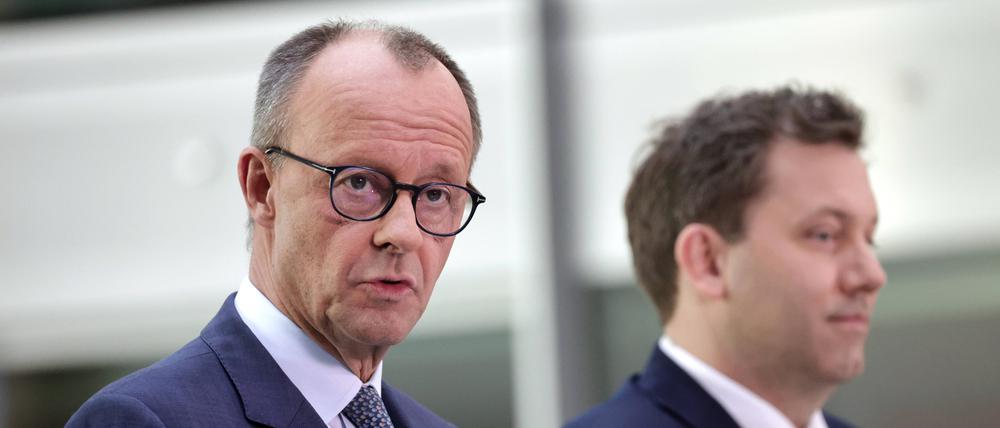 CDU-Chef Friedrich Merz (l.) und der SPD-Vorsitzende Lars Klingbeil bei der Pressekonferenz zu ihren Sondierungsgesprächen am Samstag in Berlin.