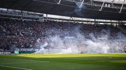 Weil Pyrotechnik und später auch Tennisbälle auf dem Rasen landeten, musste das Spiel in Hannover minutenlang unterbrochen werden. 