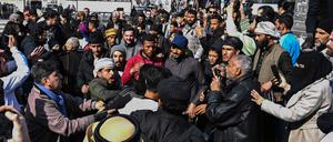 Angesichts des erneuten Ausbruchs der Gewalt in Syrien haben Politiker in Deutschland mögliche Einschränkungen bei der Entwicklungshilfe für das Land gefordert. 