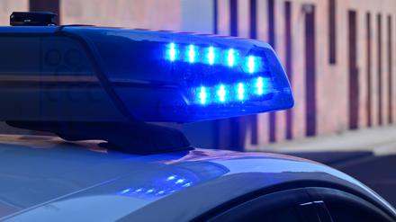 Ein Polizeifahrzeug fährt mit Blaulicht durch die Potsdamer Innenstadt. (Symboldbild)