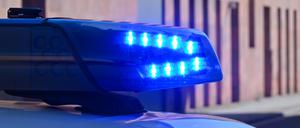 Ein Polizeifahrzeug fährt mit Blaulicht durch die Potsdamer Innenstadt. (Symboldbild)