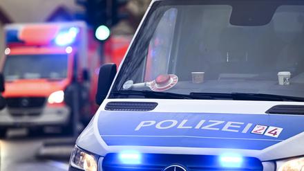 Berlin: Ein Polizeiauto und ein Rettungswagen mit Blaulicht. (Symbolbild)
