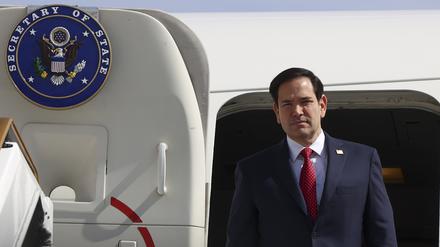 US-Außenminister Marco Rubio steigt nach seiner Ankunft auf dem Flughafen in Abu Dhabi aus dem Flugzeug. 