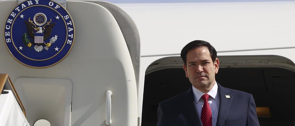 US-Außenminister Marco Rubio steigt nach seiner Ankunft auf dem Flughafen in Abu Dhabi aus dem Flugzeug.