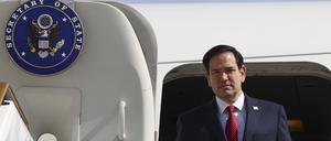US-Außenminister Marco Rubio steigt nach seiner Ankunft auf dem Flughafen in Abu Dhabi aus dem Flugzeug. 