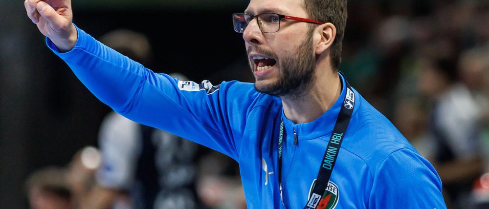 Trainer Jaron Siewert und die Füchse Berlin feierten einen klaren Heimsieg über die HSG Wetzlar.