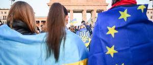 Am Brandenburger Tor setzten Menschen ein Zeichen für die Ukraine.