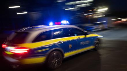 Stuttgart: Ein Polizeifahrzeug fährt mit Blaulicht an einem Gebäude vorbei. (Symbolbild)