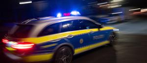 Stuttgart: Ein Polizeifahrzeug fährt mit Blaulicht an einem Gebäude vorbei. (Symbolbild)