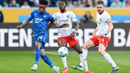 Hoffenheims Gift Orban (l) vergab in der ersten Hälfte gegen Heidenheim die Riesenchance zum 2:0