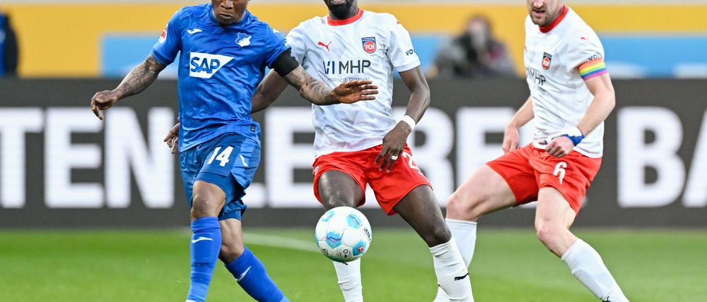 Hoffenheims Gift Orban (l) vergab in der ersten Hälfte gegen Heidenheim die Riesenchance zum 2:0