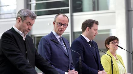 Markus Söder, Ministerpräsident Bayern, Friedrich Merz, Vorsitzender der CDU und Fraktionsvorsitzender der CDU-Bundestagsfraktion, Lars Klingbeil, Co-Vorsitzender SPD, Saskia Esken, Co-Vorsitzende SPD, Pressekonferenz nach den Sondierungsgespraechen im Marie-Elisabeth-Lueders-Haus