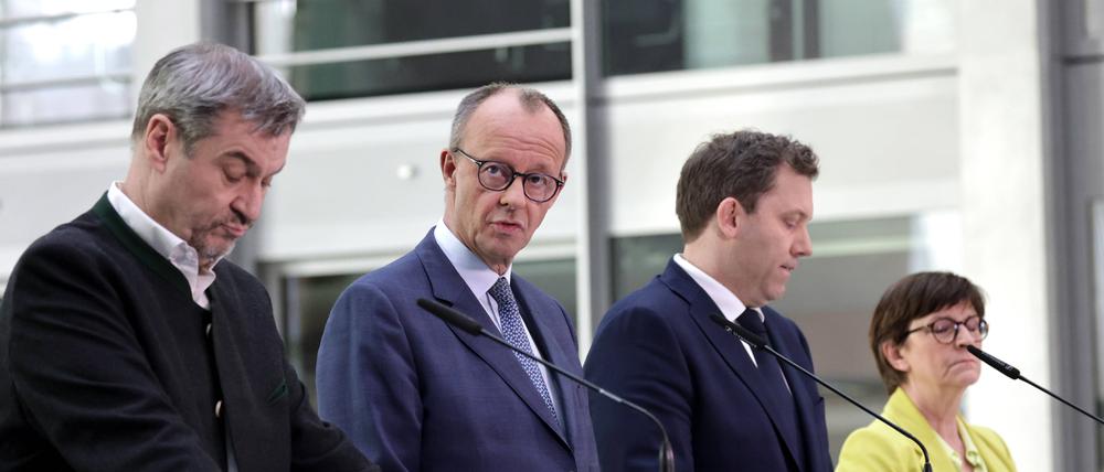 Markus Söder, Ministerpräsident Bayern, Friedrich Merz, Vorsitzender der CDU und Fraktionsvorsitzender der CDU-Bundestagsfraktion, Lars Klingbeil, Co-Vorsitzender SPD, Saskia Esken, Co-Vorsitzende SPD, Pressekonferenz nach den Sondierungsgespraechen im Marie-Elisabeth-Lueders-Haus