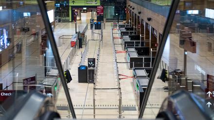 Eine Sicherheitskontrolle im Terminal vom Flughafen Berlin Brandenburg BER ist geschlossen. 