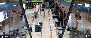 Eine Sicherheitskontrolle im Terminal vom Flughafen Berlin Brandenburg BER ist geschlossen. 