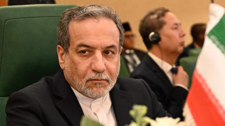 Der iranische Außenminister Abbas Araghchi nimmt an einer außerordentlichen Sitzung des Rates der Außenminister der Mitgliedstaaten der Organisation der Islamischen Zusammenarbeit (OIC) teil (Archivbild).