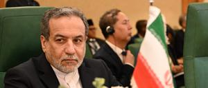 Der iranische Außenminister Abbas Araghchi nimmt an einer außerordentlichen Sitzung des Rates der Außenminister der Mitgliedstaaten der Organisation der Islamischen Zusammenarbeit (OIC) teil (Archivbild).