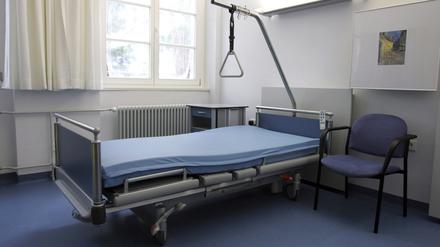 Leeres Patientenzimmer mit Patientenbett in einem Krankenhaus.