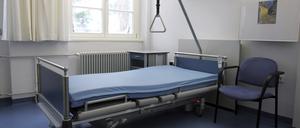 Leeres Patientenzimmer mit Patientenbett in einem Krankenhaus.