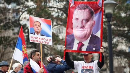 Anhänger des Serbenführer Milorad Dodik demonstrieren mit Plakaten des Politikers.