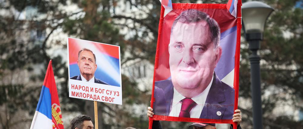 Anhänger des Serbenführer Milorad Dodik demonstrieren mit Plakaten des Politikers.