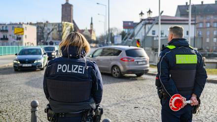 Nadine Mudra, Polizeihauptkommissarin bei der Bundespolizei, und Frank Malack, Erster Polizeihauptkommissar bei der Bundespolizei, stehen bei der Einreise am deutsch-polnischen Grenzübergang Guben.