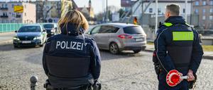 Nadine Mudra, Polizeihauptkommissarin bei der Bundespolizei, und Frank Malack, Erster Polizeihauptkommissar bei der Bundespolizei, stehen bei der Einreise am deutsch-polnischen Grenzübergang Guben. 