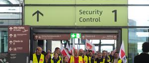 Statt Reisender gehen heute Flughafenmitarbeiter im Warnstreik durch die Sicherheitskontrolle am BER.