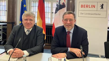 Landeswahlleiter Stephan Bröchler (links) und sein Stellvertreter Roland Brumberg bei der Sitzung des Landeswahlausschusses im Roten Rathaus. 