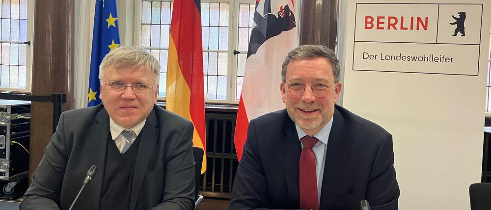 Landeswahlleiter Stephan Bröchler (links) und sein Stellvertreter Roland Brumberg bei der Sitzung des Landeswahlausschusses im Roten Rathaus. 