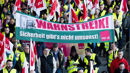 Verdi-Mitglieder ziehen beim Warnstreik in einem Protestzug durch das Terminal 1 im Flughafen Frankfurt. 