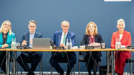 Friedrich Merz, CDU-Kanzlerkandidat und CDU-Bundesvorsitzender, wartet zwischen (v.l.n.r.) Christina Stumpp, stellvertretende CDU-Generalsekretärin, Carsten Linnemann, CDU-Generalsekretär, Karin Prien CDU-Vize-Bundesvorsitzende und Silvia Breher CDU-Vize-Bundesvorsitzende auf den Beginn der Sitzung des CDU-Bundesvorstandes.