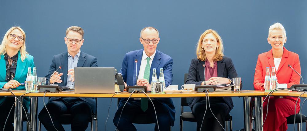 Friedrich Merz, CDU-Kanzlerkandidat und CDU-Bundesvorsitzender, wartet zwischen (v.l.n.r.) Christina Stumpp, stellvertretende CDU-Generalsekretärin, Carsten Linnemann, CDU-Generalsekretär, Karin Prien CDU-Vize-Bundesvorsitzende und Silvia Breher CDU-Vize-Bundesvorsitzende auf den Beginn der Sitzung des CDU-Bundesvorstandes.