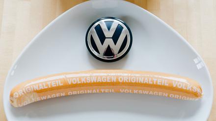 Die VW-Currywurst ist nicht nur in den Werkskantinen erhältlich, sondern auch in vielen Supermärkten. (Archivfoto)