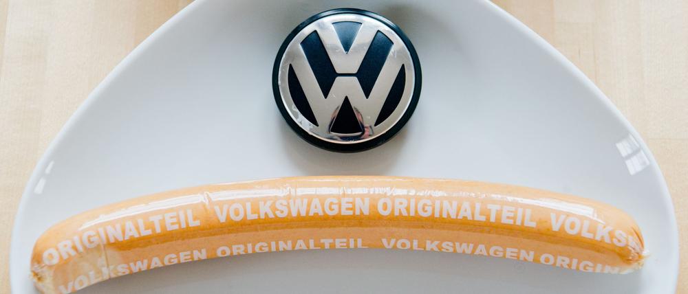 Die VW-Currywurst ist nicht nur in den Werkskantinen erhältlich, sondern auch in vielen Supermärkten. (Archivfoto)
