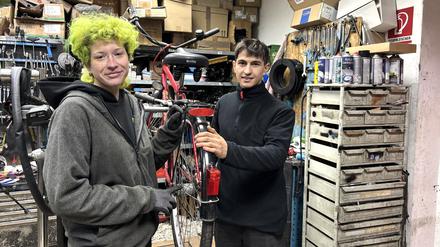Anastasiia I. (24) und Ismael E. (19 und  machen eine Ausbildung zum Fahrradmonteur.