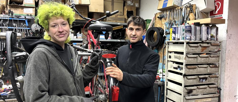 Anastasiia I. (24) und Ismael E. (19 und  machen eine Ausbildung zum Fahrradmonteur.