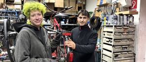 Anastasiia I. (24) und Ismael E. (19 und  machen eine Ausbildung zum Fahrradmonteur.