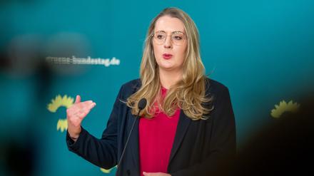05.03.2025, Berlin: Katharina Dröge, Bundestags Fraktionsvorsitzende von Bündnis 90/Die Grünen spricht bei einem Statement nach dem Treffen mit dem Kanzlerkandidaten der Union und CDU-Bundesvorsitzenden, Merz, im Bundestag. Foto: Michael Kappeler/dpa +++ dpa-Bildfunk +++