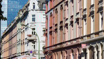 Hessen, Frankfurt/Main: Blick auf eine Häuserzeile im Nordend.