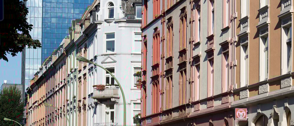 Hessen, Frankfurt/Main: Blick auf eine Häuserzeile im Nordend.