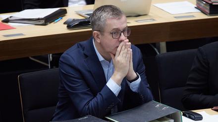 Stefan Evers (CDU), Finanzsenator von Berlin, sitzt während einer Sitzung im Abgeordnetenhaus. 