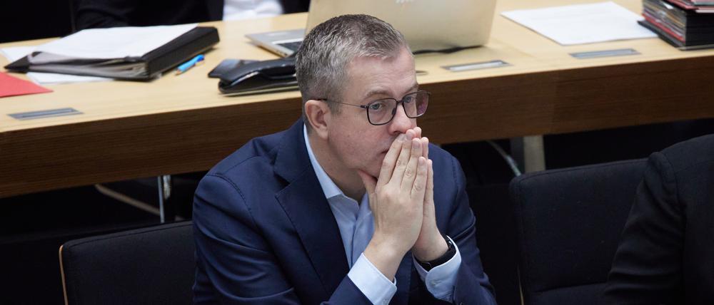 Stefan Evers (CDU), Finanzsenator von Berlin, sitzt während einer Sitzung im Abgeordnetenhaus.